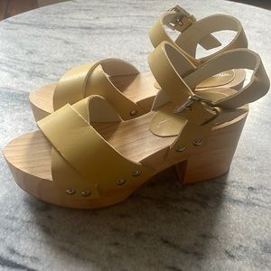 NWOT Intentionally Blank Twin Wooden Clog Tan Size 7